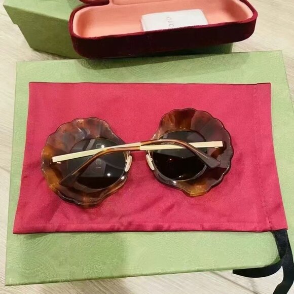 NIB Authentic Gucci Limited-edition round shell-inspired frame - Picture 4 of 4